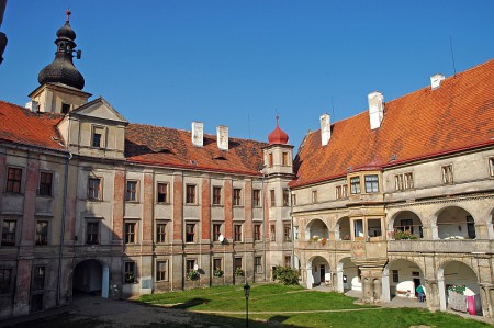 zamek-bela-pod-bezdezem-mlada-boleslav - nádvoří